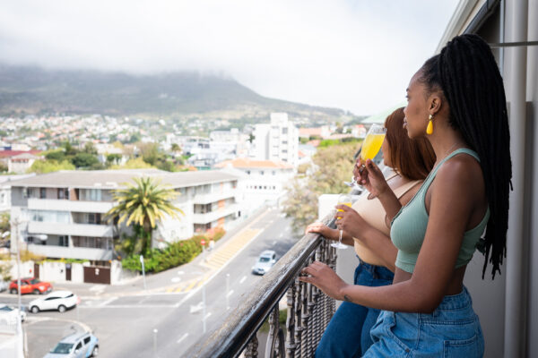 capemilner-guests-on-balcony