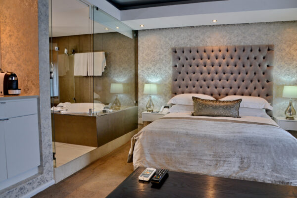Cape-Milner-Executive-Suite-bed-with-bathroom